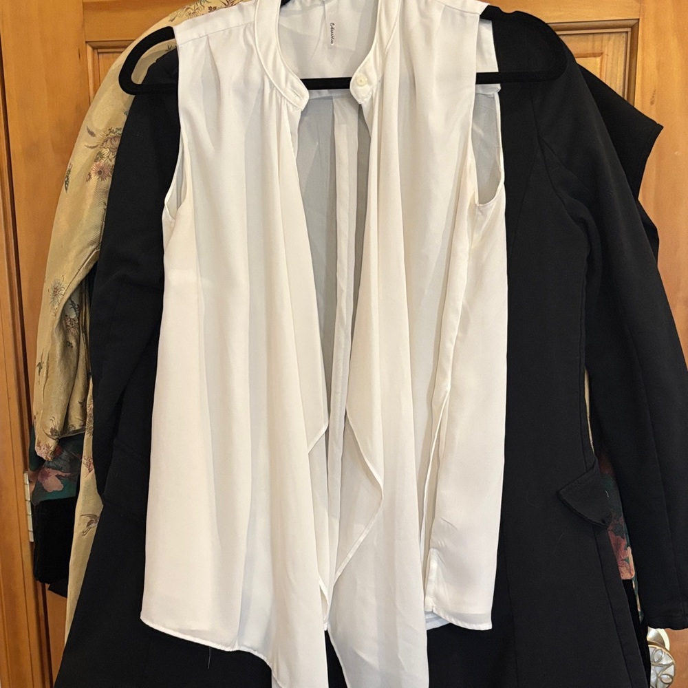 JM Collection White Sleeveless Blouse